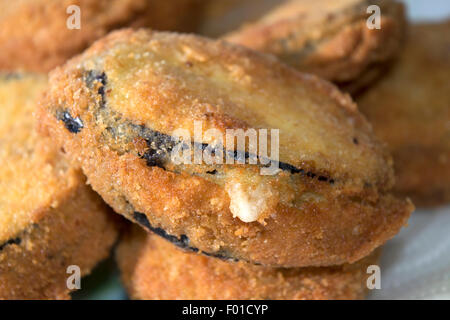 Auberginen in einer Kutsche oder Auberginen in Carrozza gebratene Eggplantase mit Mozzarella-Füllung Stockfoto