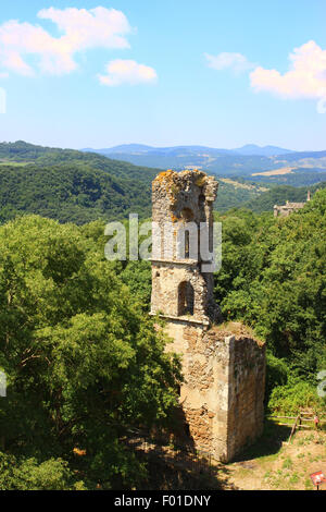 Glockenturm Ruinen in alten verlassenen Stadt Monterano, Viterbo, Italien Stockfoto