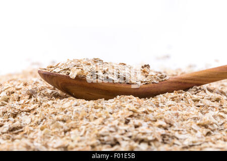 Vollkorn, Hafer Flocken mit Holzlöffel gerollt Stockfoto