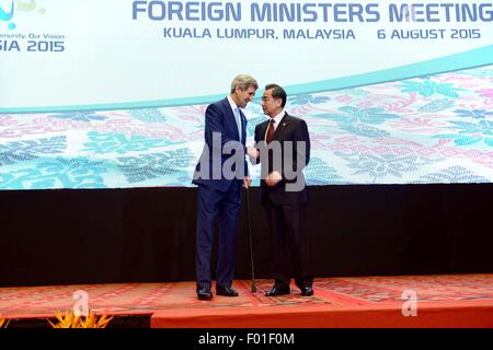 Kuala Lumpur, Malaysia. 6. August 2015. Chinese Foreign Minister Wang Yi (R) schüttelt Hände mit US-Außenminister John Kerry während der East Asia Summit Außenministertreffen in Kuala Lumpur, Malaysia, am 6. August 2015. © Chong Voon Chung/Xinhua/Alamy Live-Nachrichten Stockfoto