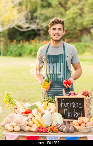 Hübscher Landwirt mit Paprika Stockfoto