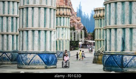 Changchun. 6. August 2015. Touristen besuchen die Stadt Changchun Film Jahrhundert in Changchun, Hauptstadt des nordöstlichen Chinas Provinz Jilin, Agu. 6, 2015. Mehr als 8 Millionen in- und ausländische Touristen besuchten diese Film-Themenpark, Chinas erste, seit es vor 10 Jahren eröffnet. © Wang Haofei/Xinhua/Alamy Live-Nachrichten Stockfoto