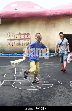 Changchun. 6. August 2015. Touristen haben Sie Spaß am Film Jahrhundert Stadt Changchun in Changchun, Hauptstadt des nordöstlichen Chinas Provinz Jilin, Agu. 6, 2015. Mehr als 8 Millionen in- und ausländische Touristen besuchten diese Film-Themenpark, Chinas erste, seit es vor 10 Jahren eröffnet. © Wang Haofei/Xinhua/Alamy Live-Nachrichten Stockfoto