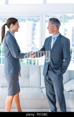 Zwei Mitarbeiter schütteln sich die Hände Stockfoto