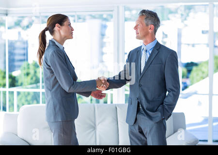 Zwei Mitarbeiter schütteln sich die Hände Stockfoto