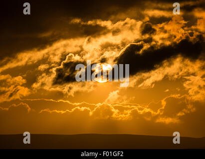 Spektakulären Sonnenuntergang über dem Long Mynd in Shropshire, England. Stockfoto