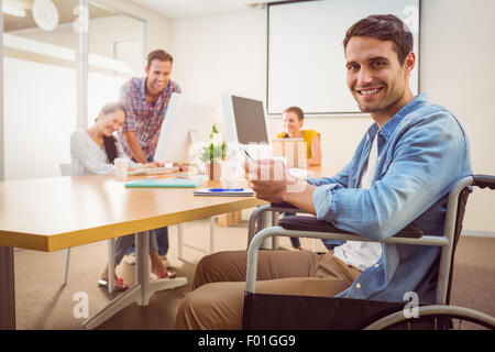 Kreative Geschäftsmann im Rollstuhl hält eine Telefon Stockfoto