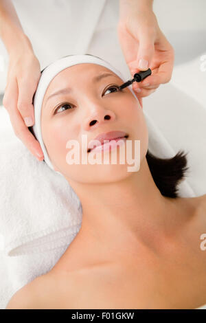 Hand, schöne Frau Wimperntusche zuweisen Stockfoto