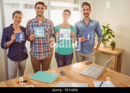 Kollegen mit Schild aus bekannten sozialen Netzwerken Stockfoto