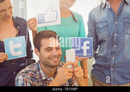 Kollegen mit Schild aus bekannten sozialen Netzwerken Stockfoto