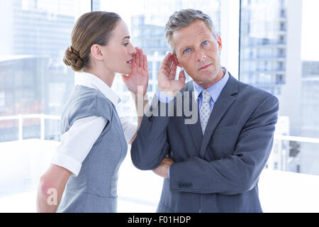 Geschäftskollegen Flüstern Stockfoto