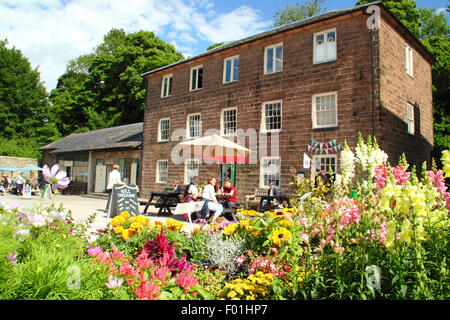 Besucher entspannen von den Geschäften und Cafe in Sir Richard Arkwright's Cromford Mühlen Komplex, Matlock, Derbyshire, England Großbritannien Stockfoto