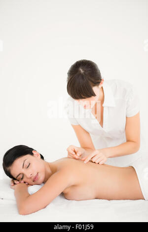 Frau in einer Akupunktur-Therapie Stockfoto