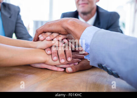 Geschäftsleute, die Hände zusammenfügen Stockfoto