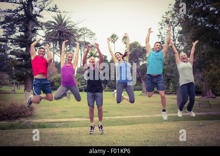 Happy Sport springen zusammen Stockfoto