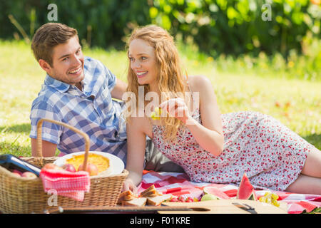 Junges Paar Trauben bei einem Picknick Essen Stockfoto