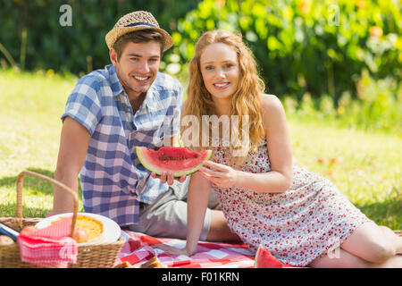 Junges Paar auf ein Picknick mit Wassermelone Stockfoto