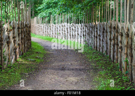 Defokussierten Hintergrund des Drehens Fußweg zwischen dekorative Holzzäune Stockfoto