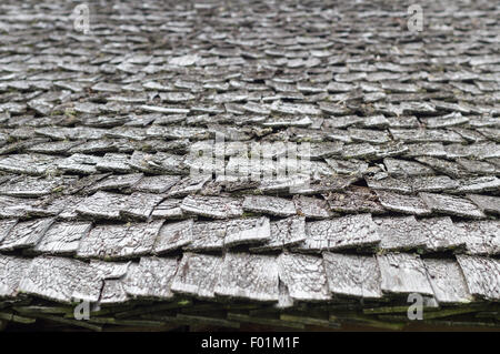 Alte und verwitterte Holz Dachschindel, verschwommene Texturen und Hintergrund Stockfoto