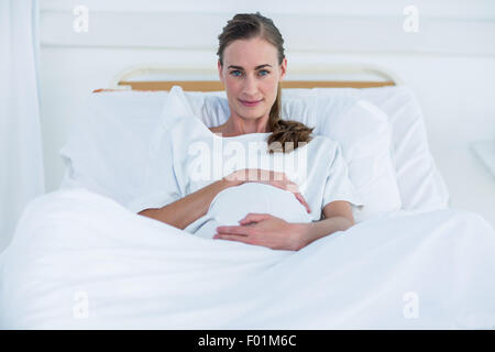 Selbstbewusste schwangere Frau Blick in die Kamera Stockfoto