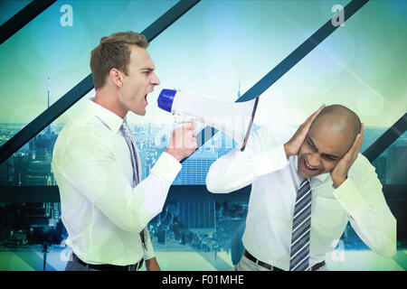 Zusammengesetztes Bild der Geschäftsmann mit einem Megaphon an seinem Kollegen schreien Stockfoto