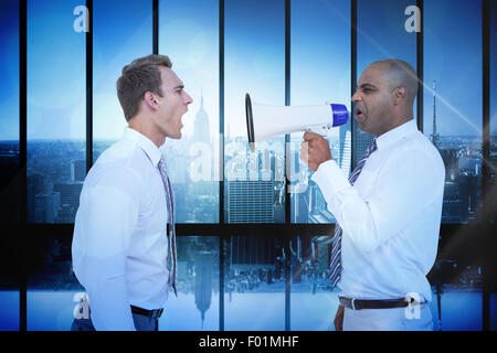 Zusammengesetztes Bild der Geschäftsmann mit einem Megaphon an seinem Kollegen schreien Stockfoto