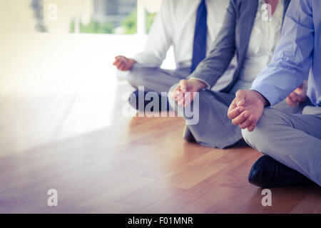 Nahaufnahme von Geschäftsleuten, die Yoga machen Stockfoto