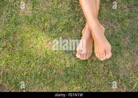 Barfuss in der Wiese Stockfoto