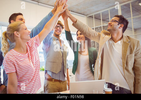 Happy Business-Team dabei Hände Kontrollen Stockfoto