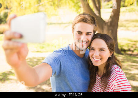 Süßes Paar Selfie im Park zu tun Stockfoto