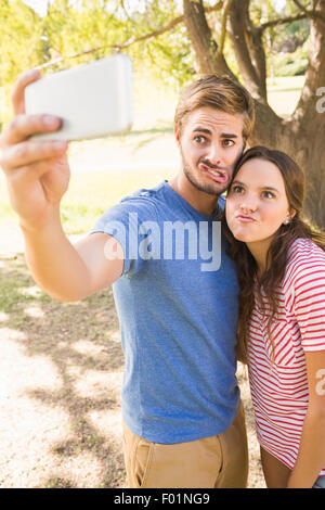 Süßes Paar Selfie im Park zu tun Stockfoto