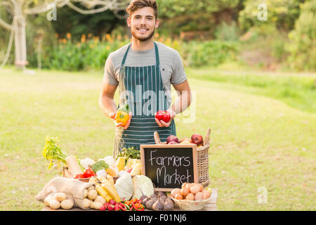 Hübscher Landwirt mit Paprika Stockfoto