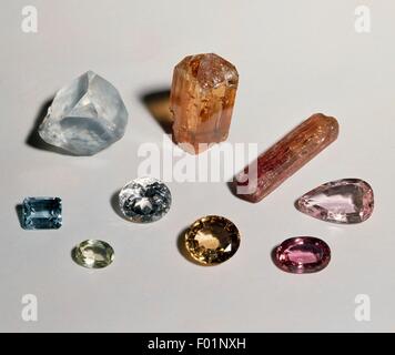 Rauen und geschliffenen Kristalle von Topas, Silikat. Stockfoto