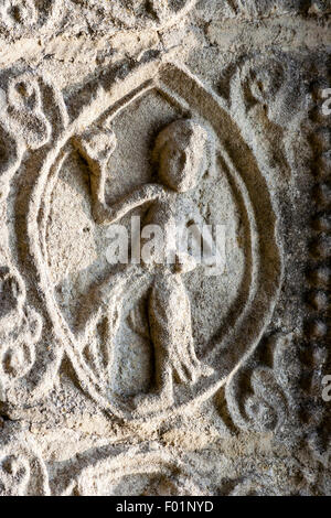 England, Barfrestone. Norman Schnitzereien. Kirche St. Nikolaus. South Tür Tympanon, 'Daily Umläufe' auf einem Manor House Estate, Elijan durch einen Raben zugeführt wird Stockfoto