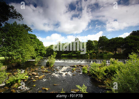 Bamford Wehr auf den Derwent in Bamford Dorf im Peak District National Park, Derbyshire, UK - Sommer Stockfoto