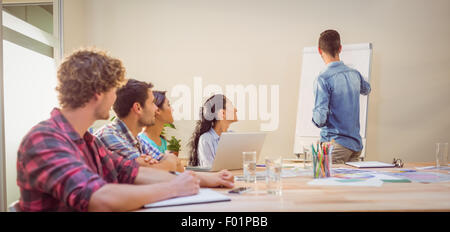 Lässige Geschäftsmann Vortrag zu seinen Kollegen Stockfoto