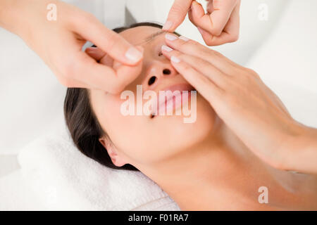 Hände, die schönen Womans Augenbraue Einfädeln Stockfoto