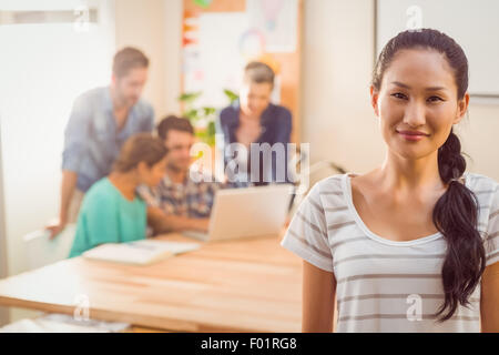 Junge Geschäftsfrau lächelnd in die Kamera Stockfoto