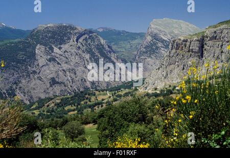 Timpa Porace und Timpa di San Lorenzo von Serra di Paola, Nationalpark Pollino, Kalabrien, Italien gesehen. Stockfoto