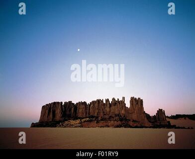 Hoggar Gebirge (Ahaggar), Gebirge, gebildet aus Vulkangestein, die Wüste Sahara, Algerien. Sonnenuntergang. Stockfoto