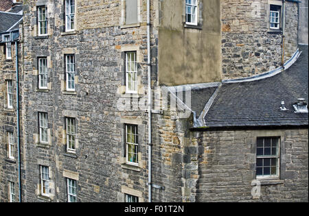 Blick auf den oberen Etagen des alten Edinburgh Mietshaus mit Schiebefenster, geschwungenen Dach, Stein und Mauerwerk, Schottland, Vereinigtes Königreich Stockfoto