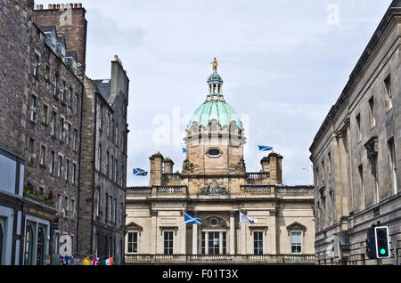 Blick auf Bank-Straße auf der Kuppel und obere Etage des alten Bank of Scotland-Sitz auf dem Hügel, Edinburgh, Schottland, Vereinigtes Königreich Stockfoto