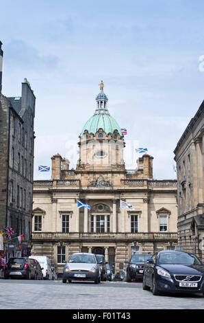 Blick auf Bank-Straße zum Hauptsitz alten Bank of Scotland (jetzt Lloyds Banking Groop) auf dem Hügel, Edinburgh, Schottland, Vereinigtes Königreich Stockfoto