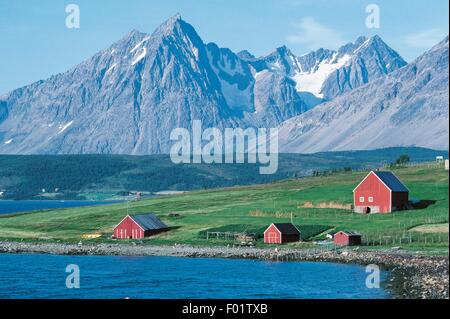 Blick auf Kjosen Fjord, die Berge von den Lyngen-Alpen im Hintergrund, Norwegen. Stockfoto