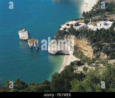 Vogelperspektive Blick auf Felsen im Meer, Faraglioni-Felsen, Region Nationalpark Gargano, Apulien, Italien Stockfoto