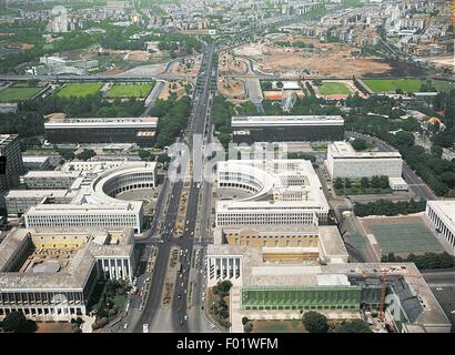 Luftbild des Stadtteils EUR mit Palazzo dei Congressi (Kongresszentrum) in Rom (Architekt Adalberto Libera, 1938-1954) - Region Latium, Italien Stockfoto