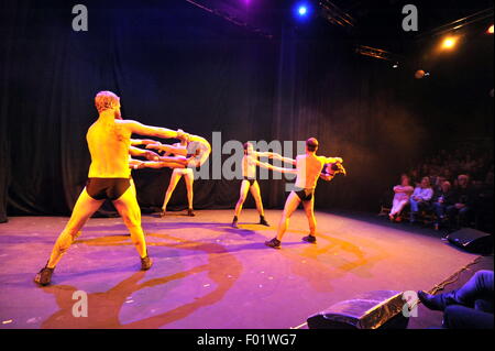 Barbu Electro Trad Kabarett von Cirque Alfonse von Kanada auf dem Unterbauch drücken Sie Start für das Edinburgh Fringe Festival 2015 Stockfoto