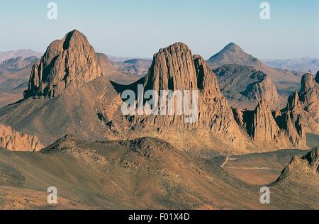 Die Tezuyeg, zwei Felsspitzen im Hoggar (Ahaggar), Gebirge, gebildet aus Vulkangestein, die Wüste Sahara, Algerien. Stockfoto