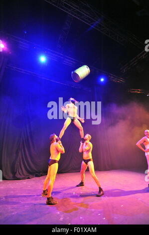 Barbu Electro Trad Kabarett von Cirque Alfonse von Kanada auf dem Unterbauch drücken Sie Start für das Edinburgh Fringe Festival 2015 Stockfoto