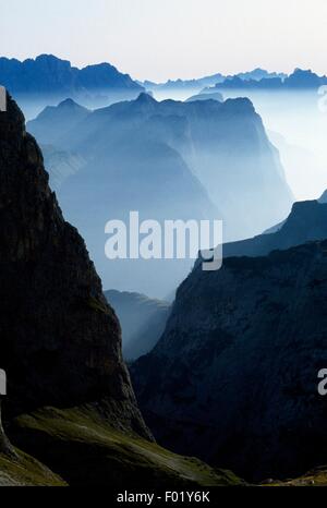 Sonnenaufgang über Pale di San Lucano, Belluno Nationalpark Dolomiten, Dolomiten (UNESCO-Welterbe, 2009), Veneto, Italien. Stockfoto